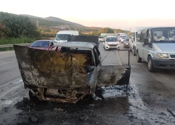 Bursa’da seyir halindeki otomobil alevlere teslim oldu