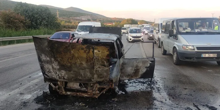 Bursa’da seyir halindeki otomobil alevlere teslim oldu
