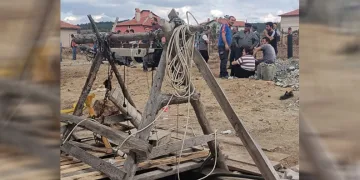 Baba ve oğulları kuyuda zehirlendi