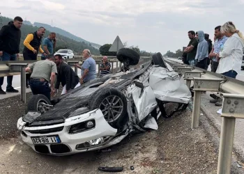 Bursa’da metrelerce savrulan araçtan yaralı kurtuldu