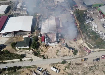 Paketleme tesisindeki yangın havadan görüntülendi