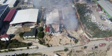 Paketleme tesisindeki yangın havadan görüntülendi