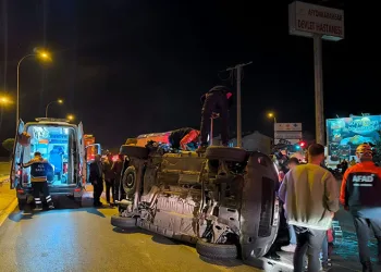Otomobil ile kamyonetin çarpıştığı kazada 3 kişi yaralandı