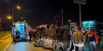 Otomobil ile kamyonetin çarpıştığı kazada 3 kişi yaralandı