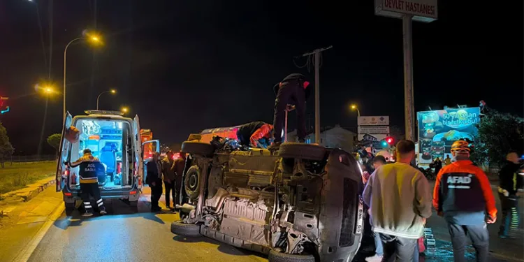 Otomobil ile kamyonetin çarpıştığı kazada 3 kişi yaralandı