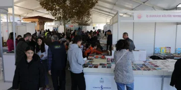 Gemlik Kitap Limanı kapılarını kitapseverlere açtı