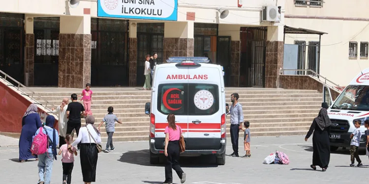 Doğum günü pastası 15 öğrenciyi hastanelik etti