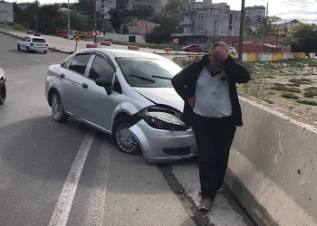 Yardıma geldikleri kazazedenin telefonunu çaldılar