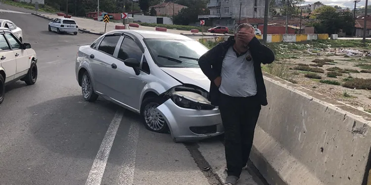 Yardıma geldikleri kazazedenin telefonunu çaldılar