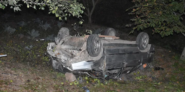 Sakarya’da kontrolden çıkan otomobil şarampole yuvarlandı