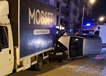 Bursa’da kontrolden çıkan otomobil, park halindeki araçlara çarptı