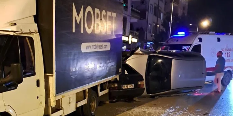 Bursa’da kontrolden çıkan otomobil, park halindeki araçlara çarptı