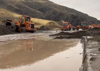 Ahlat-Adilcevaz kara yolunda heyelan