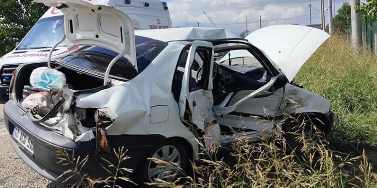 Bursa’da iki otomobil kafa kafaya çarpıştı: 1 ölü