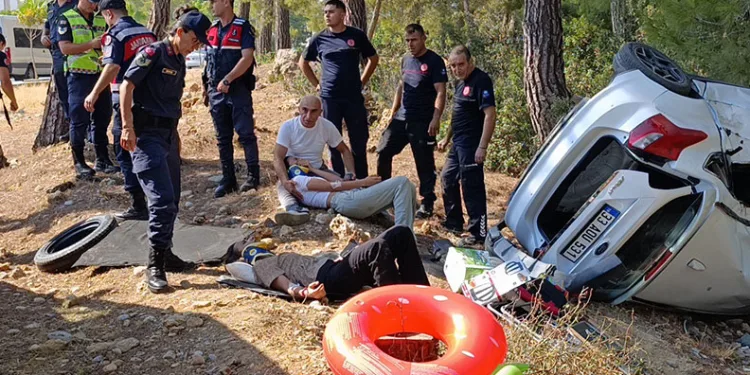 Antalya’da kaza yapan kızının elini bırakmadı