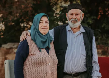 İşte Anadolu irfanı: Elini eşinin omzuna koymak için izin istedi