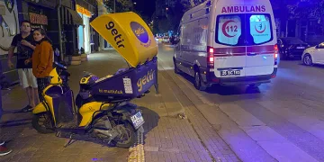 Motosikletli kuryenin çarptığı kadın yaralandı