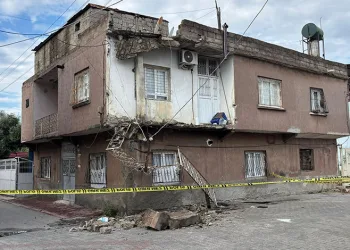 “Süper Hücre” yağmuru evin balkonunu çökertti