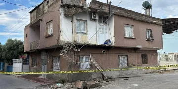 “Süper Hücre” yağmuru evin balkonunu çökertti