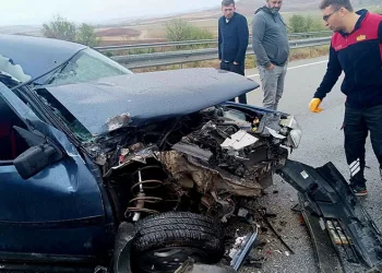 Otomobil çekiciye çarptı: 4 yaralı