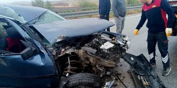 Otomobil çekiciye çarptı: 4 yaralı