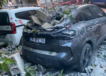 Gecekondu duvarı araçların üzerine çöktü