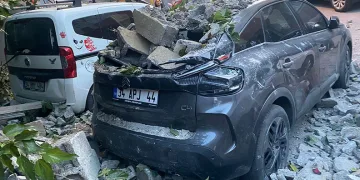 Gecekondu duvarı araçların üzerine çöktü