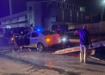 Virajı alamayan otomobil karşı şeride geçti: 5 yaralı
