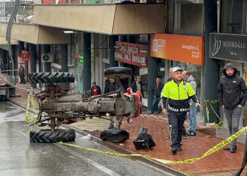 Devrilen traktörün altında kalan sürücü hayatını kaybetti