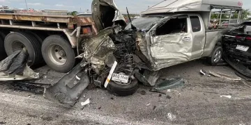 Bangkok’ta tır, araçların arasına daldı