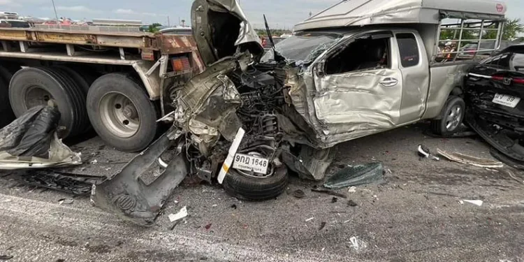 Bangkok’ta tır, araçların arasına daldı
