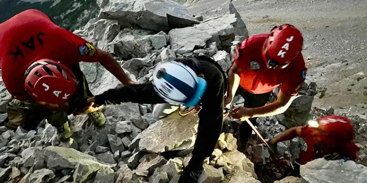 Babadağ’da mahsur kalan paraşütçü kurtarıldı