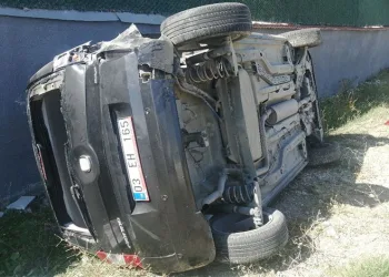 Minibüs ile hafif ticari araç çarpıştı: 1 yaralı