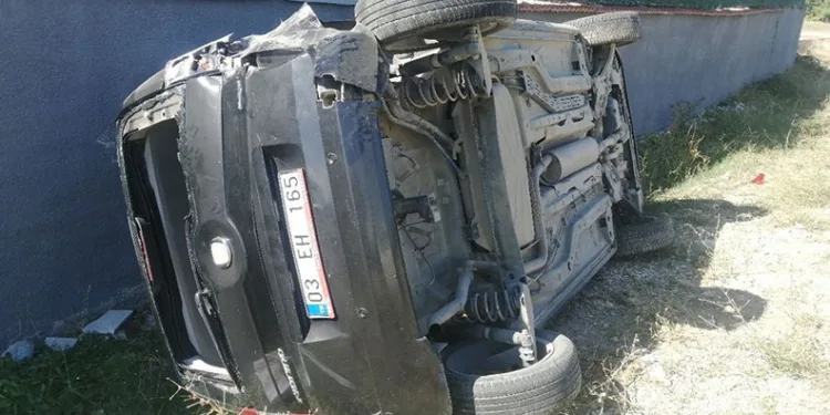 Minibüs ile hafif ticari araç çarpıştı: 1 yaralı