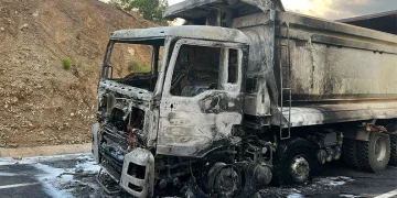 Asfalt yüklü kamyon yandı