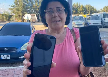 Çöpe atılan telefonlar didik didik arandı