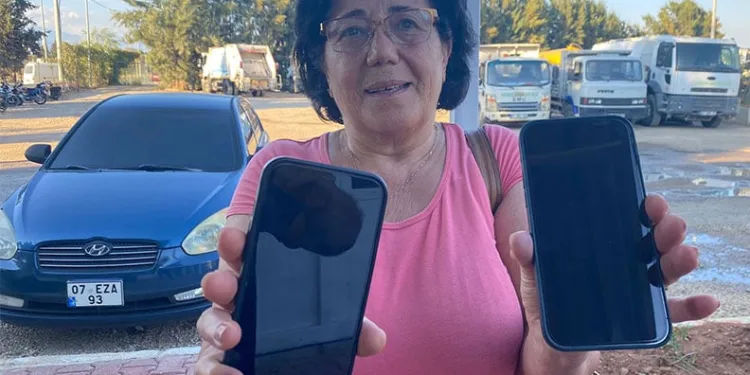 Çöpe atılan telefonlar didik didik arandı