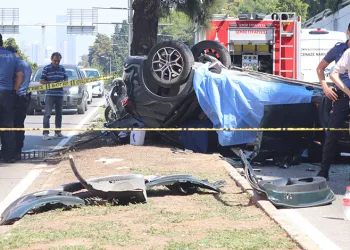 İzmir’de otomobil alt geçide düştü: 3 ölü 2 ağır yaralı