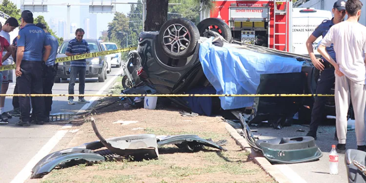 İzmir’de otomobil alt geçide düştü: 3 ölü 2 ağır yaralı