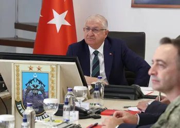 Bakan Güler, sınır ötesindeki komutanlarla görüştü