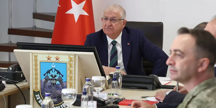 Bakan Güler, sınır ötesindeki komutanlarla görüştü