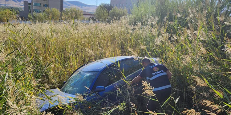 Van’da otomobil kontrolden çıktı: 3 yaralı