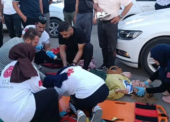Motosiklet yayaya çarptı: 2 yaralı