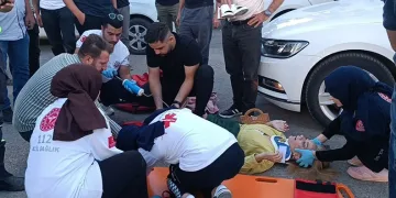 Motosiklet yayaya çarptı: 2 yaralı