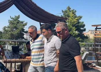 Tartıştığı eşini boğazından bıçakladı