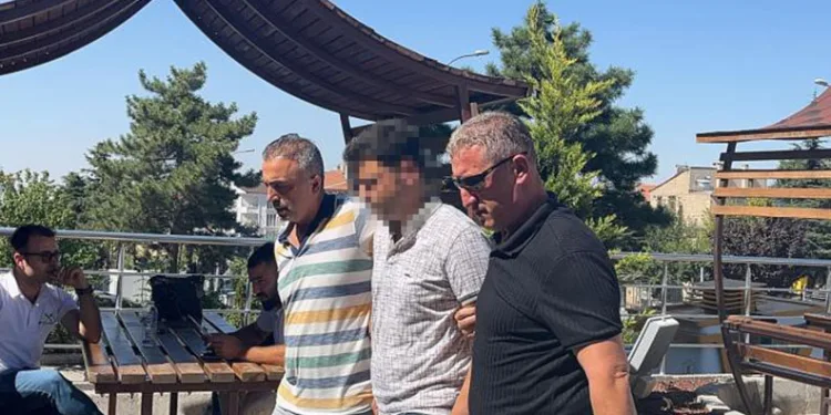 Tartıştığı eşini boğazından bıçakladı