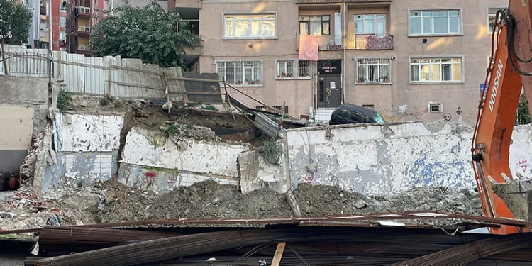 İnşaat çalışmasında yol çöktü