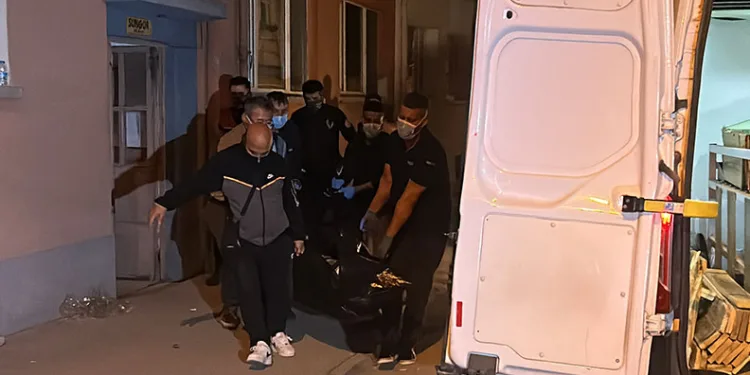 Çöp eve dönüştürdüğü dairede ölü bulundu