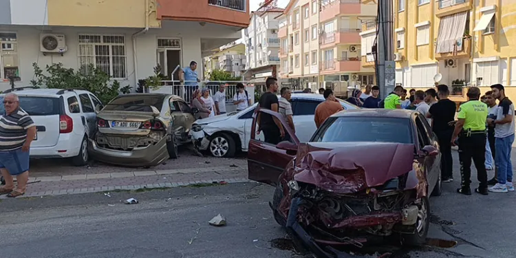 14 yaşındaki çocuk 3 aracı hurdaya çevirdi