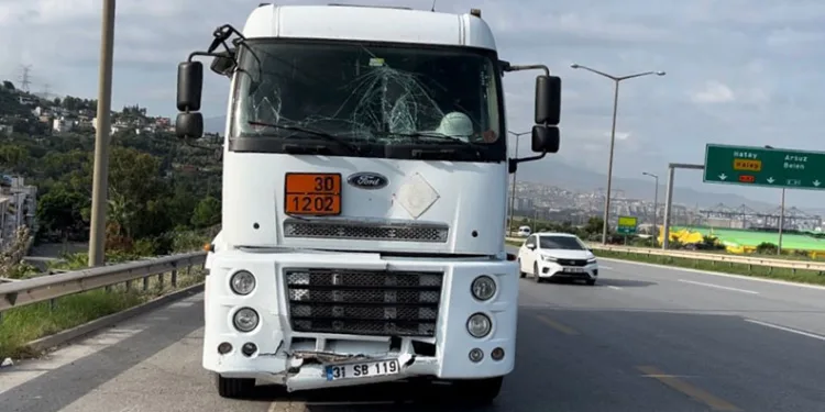 İşçi servisi tankerle çarpıştı: 11 yaralı